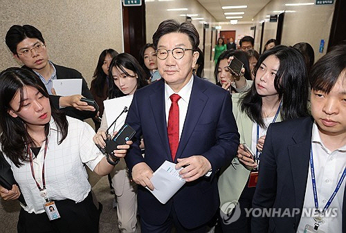 권성동 국민의힘 원내대표가 8일 서울 여의도 국회에서 김문수 당 대선 후보의 단일화 관련 긴급 기자회견을 지켜본 뒤 비상대책위 회의를 위해 이동하고 있다.   [연합뉴스]